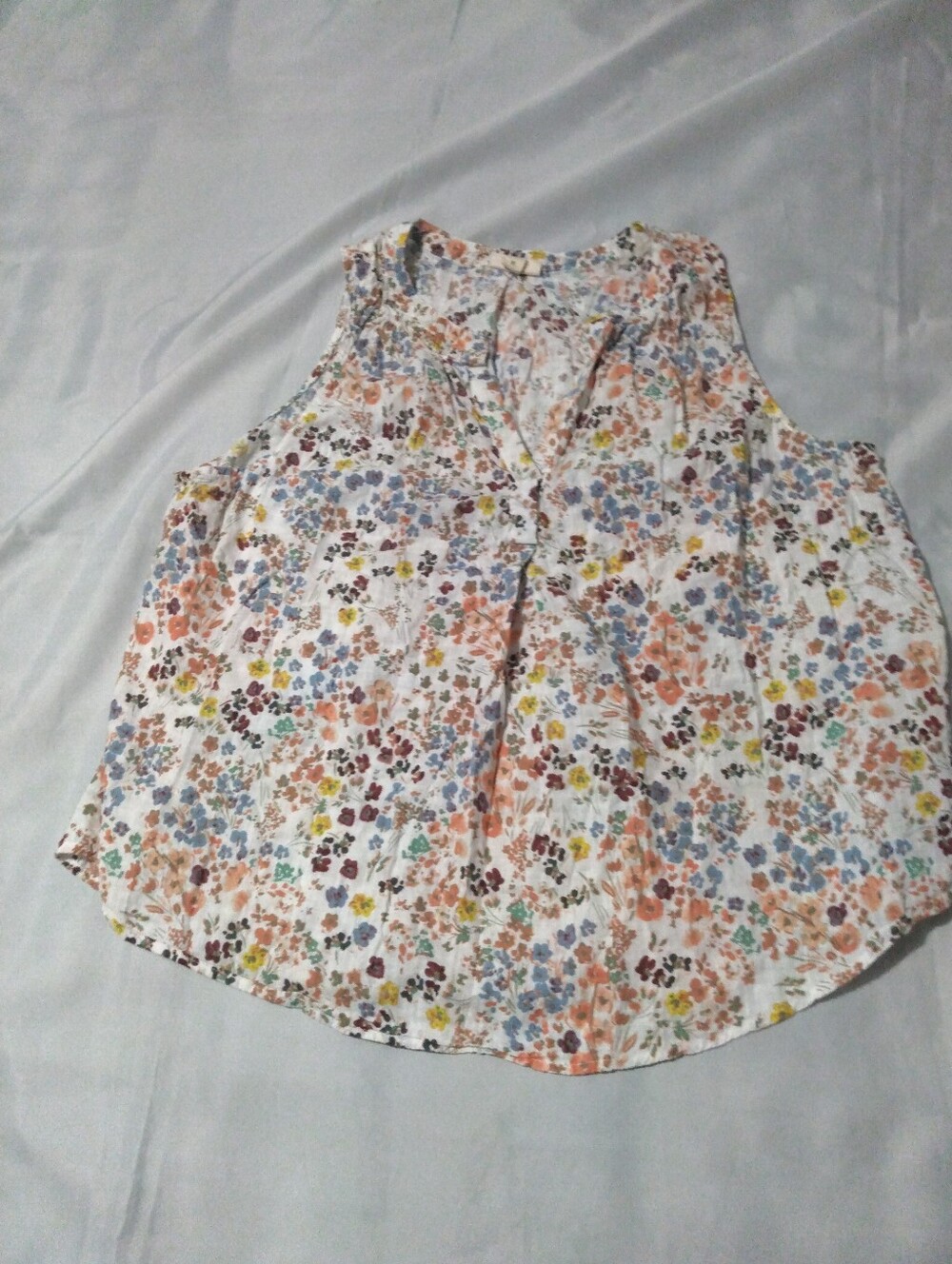 🖤4/$10a.n.a Sleeveless White Floral V-Neck Women's Top